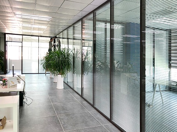 高堂工厂现代化的办公室玻璃高隔间