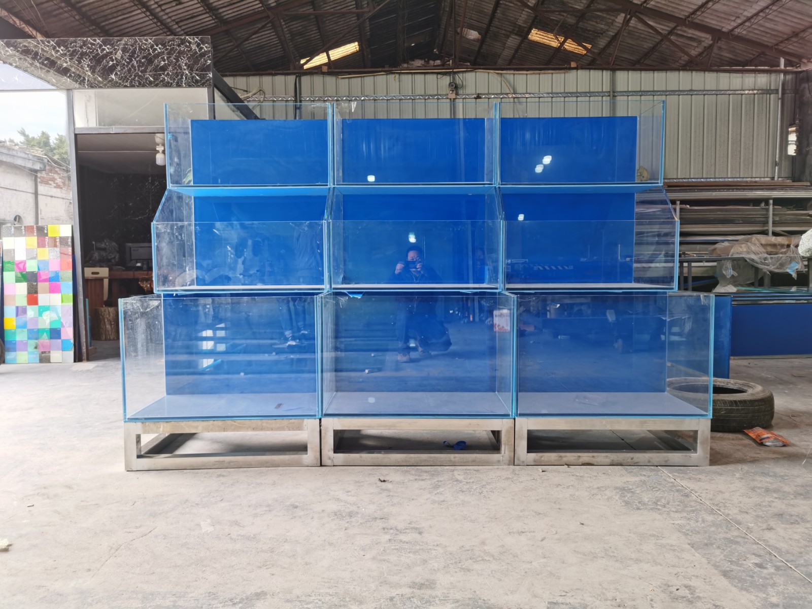 深圳超白钢化玻璃厂家-选择广州洋清水族大型鱼缸公司-佛山专业海鲜池定做